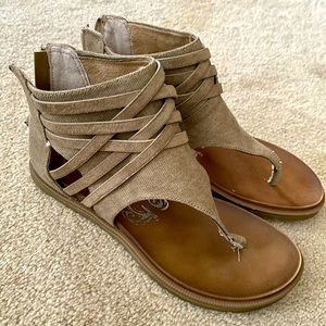 Super cute zip back sandal